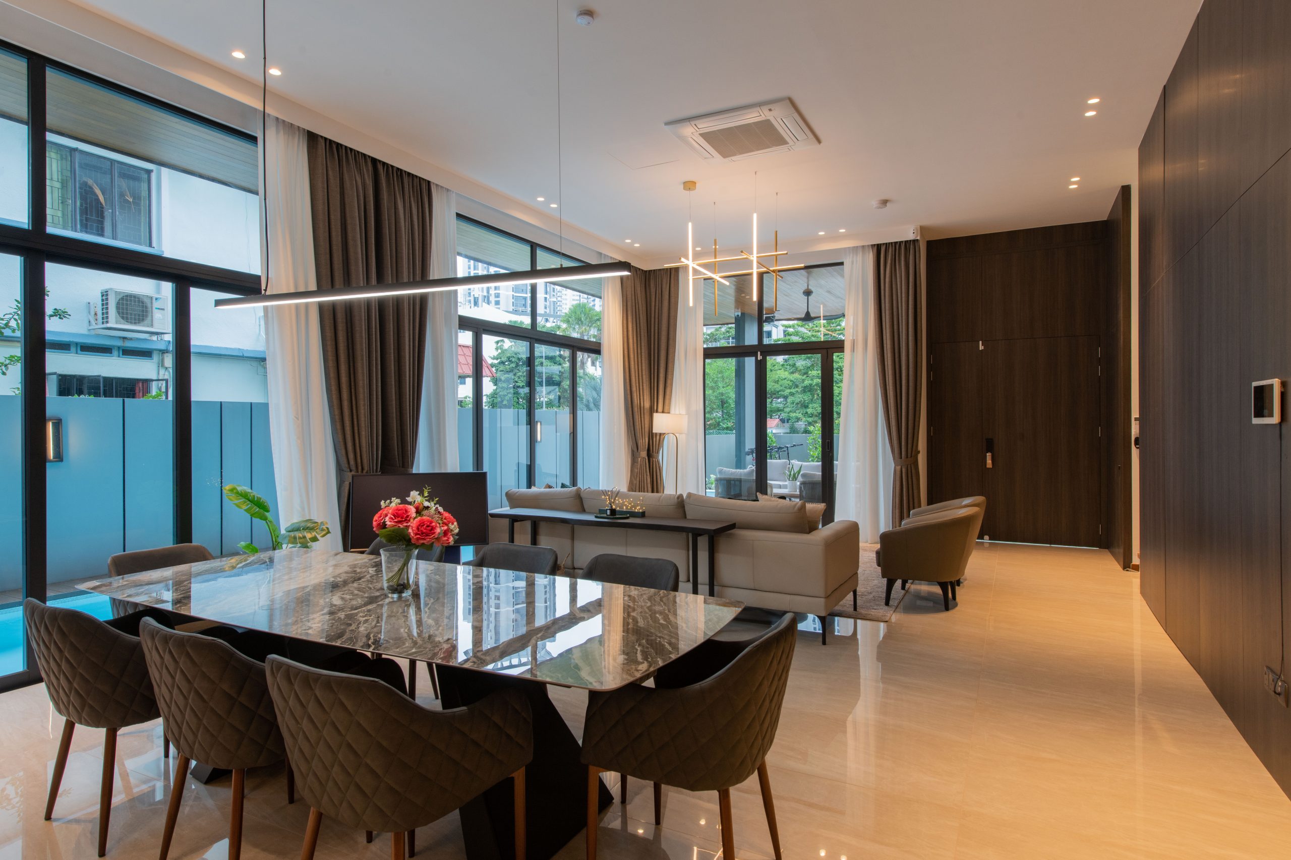 H010, Contemporary Lux